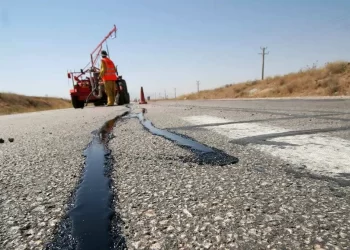 نگهداری پیشگیرانه راه‌ ها/ ۲۴۰ کیلومتر درزگیری در استان سمنان انجام شد